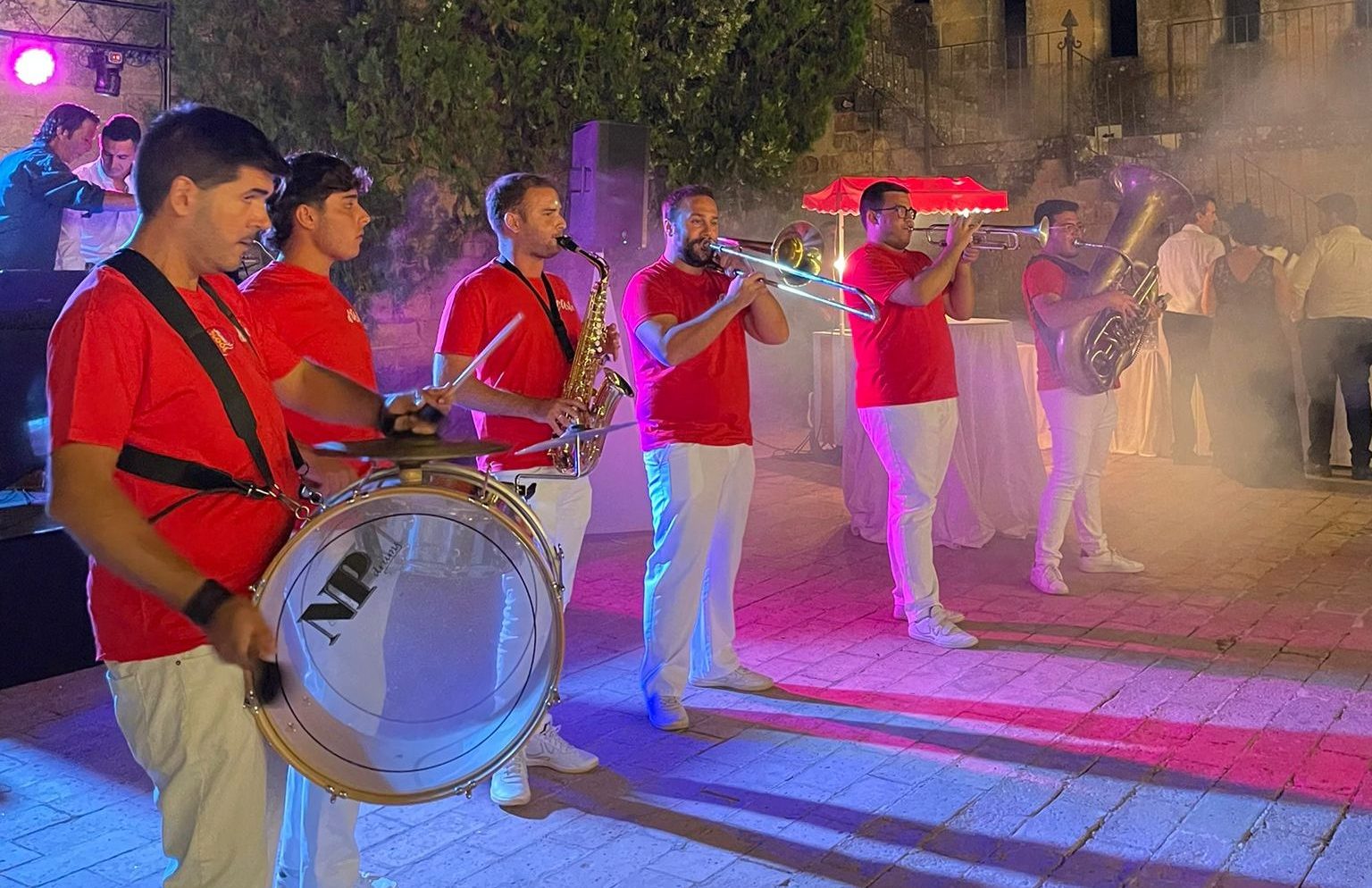Lee más sobre el artículo Charanga de Arte: La Melodía Perfecta para Bodas Inolvidables