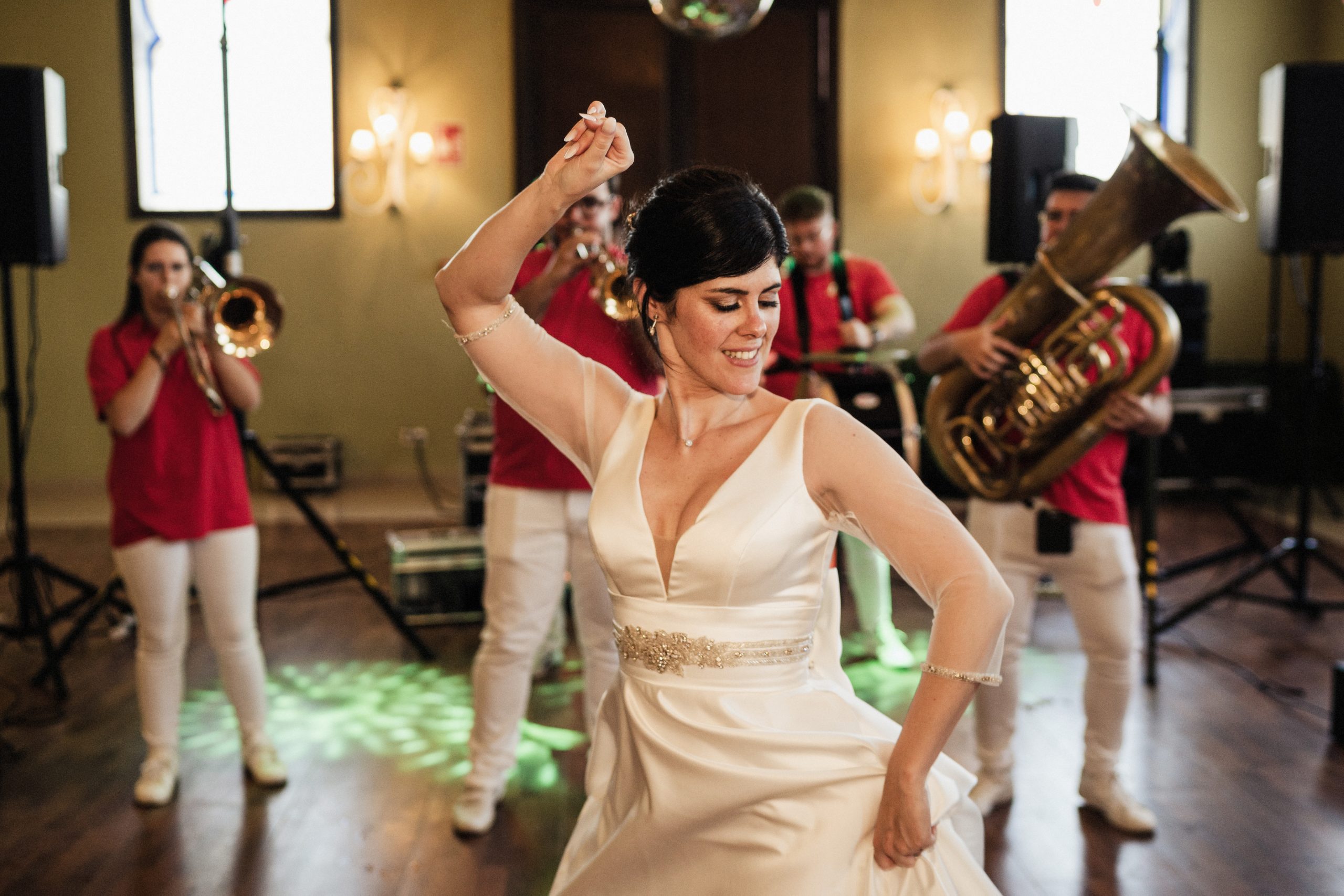 Lee más sobre el artículo Cómo Contratar una Charanga para tu Boda en Sevilla